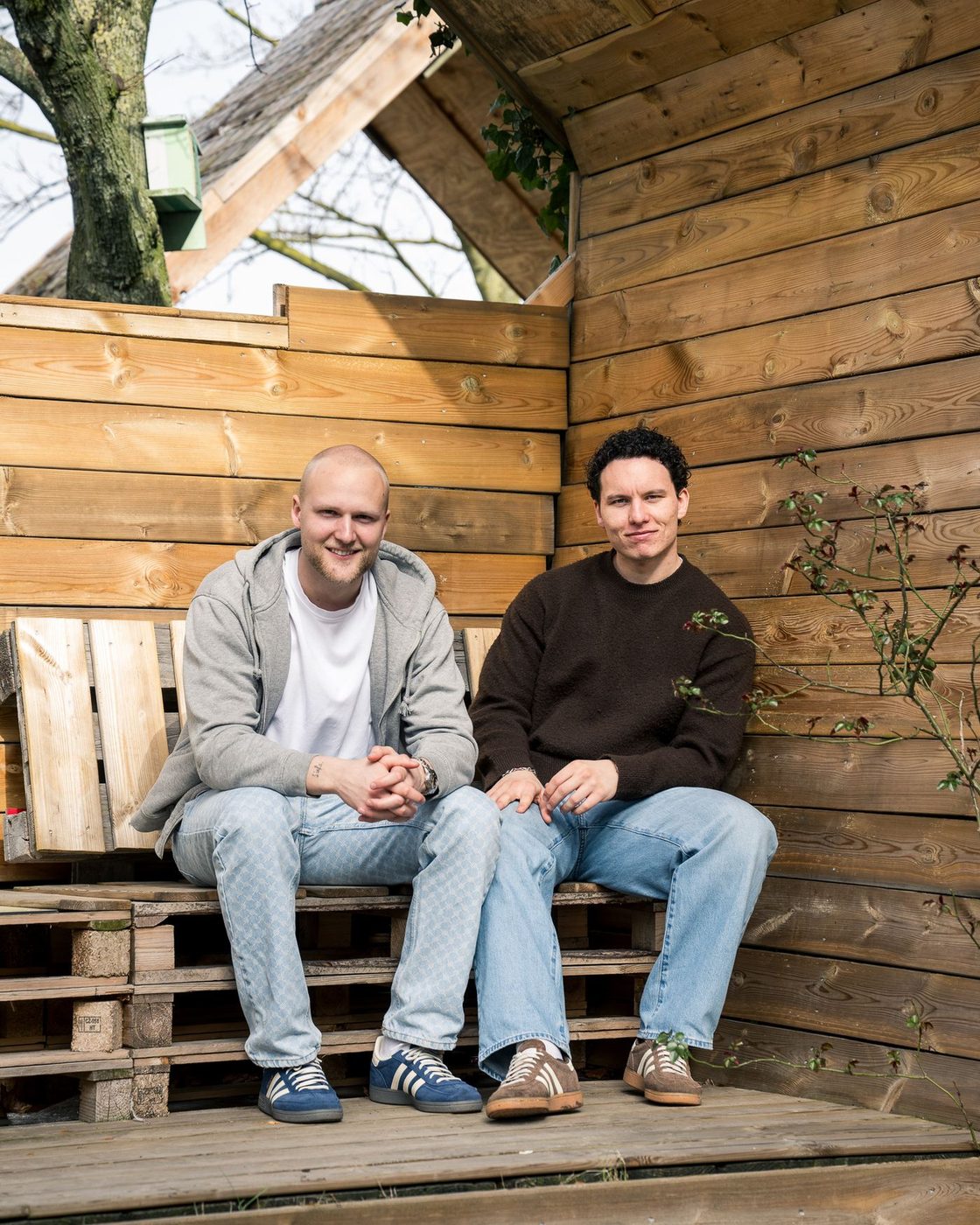 Jasper en Pim bij de houten achtergrond