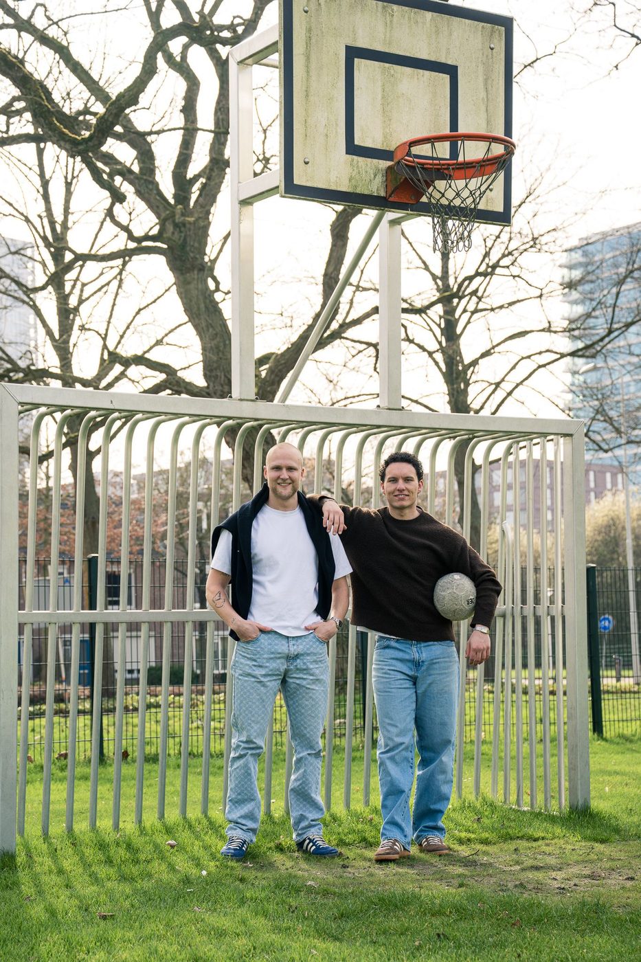 Jasper en Pim op het basketbalveld