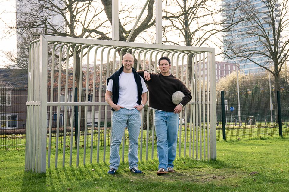 Jasper en Pim van Studio JAPI staan samen in een voetbaldoel, Pim met een bal onder zijn arm